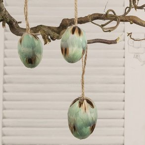 S�t med tre dekorative p�ske�g d�kket af fjer i forskellige st�rrelser med jutesnor.