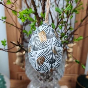 Hvidt p�ske�g med detaljeret gr�nt bladm�nster og snor til oph�ng.