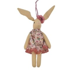 Fritlagt figur af en siddende p�skehare i rosa stofkjole med sm� blomsterdetaljer.