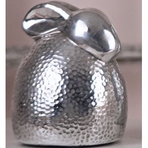 P�skehare i s�lvfarvet polyresin med hamret struktur og vintage finish p� 14 cm.