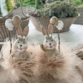 To s�de dekorationsharer med balloner placeret i et hyggeligt udend�rs milj�.