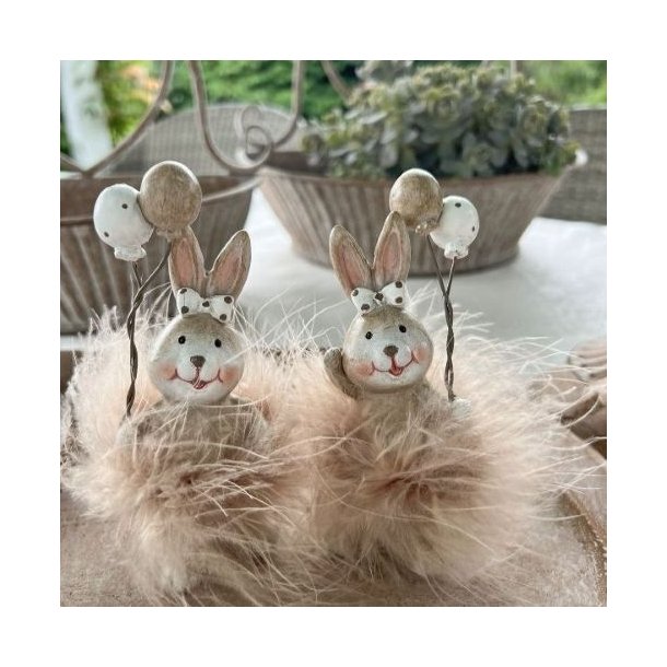 To s�de dekorationsharer med balloner placeret i et hyggeligt udend�rs milj�.