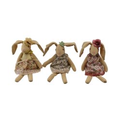 Tre siddende p�skeharer i vintagestil med m�nstrede bomuldskjoler i en lys opstilling fritlagt