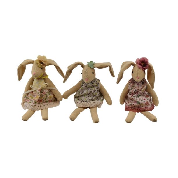 Tre siddende p�skeharer i vintagestil med m�nstrede bomuldskjoler i en lys opstilling fritlagt