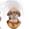 Fritlagt figur af en hvid p�skekylling med bl�de fjer, der sidder nede i en guld�ggeskal.