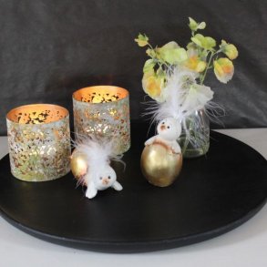 To p�skekyllinger i guld�g placeret i en hyggelig for�rsopstilling med gr�nne planter.