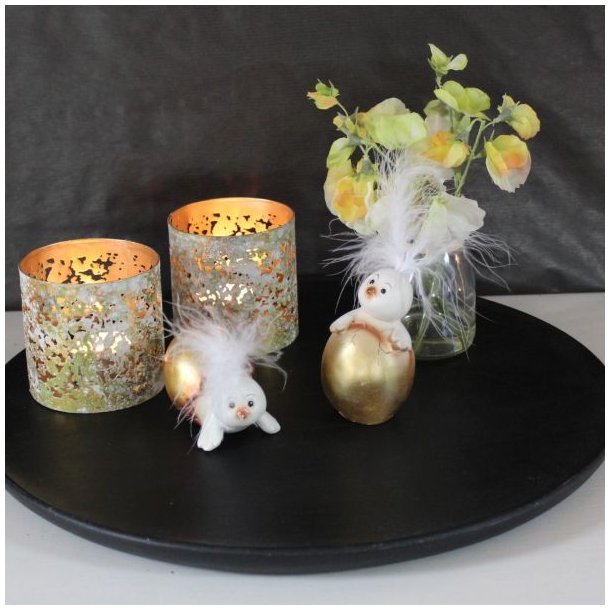 To p�skekyllinger i guld�g placeret i en hyggelig for�rsopstilling med gr�nne planter.