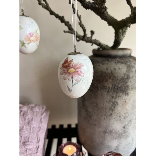 Detalje af La Vida p�ske�g med sommerfugl og sommerblomst-motiv.