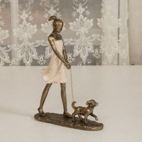 S�d og detaljerig dekorationsfigur af en lille pige i rosa kjole, der k�rligt holder om sin hund, fra La Vida.