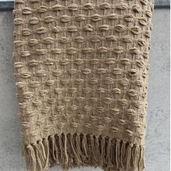 N�rbillede af det v�vede m�nster p� plaiden i sand og beige, der viser teksturen i bomuldsmixet.