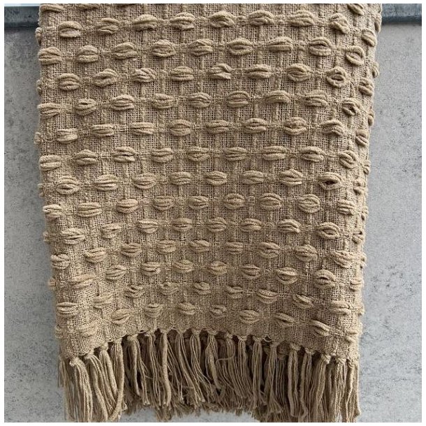 N�rbillede af det v�vede m�nster p� plaiden i sand og beige, der viser teksturen i bomuldsmixet.