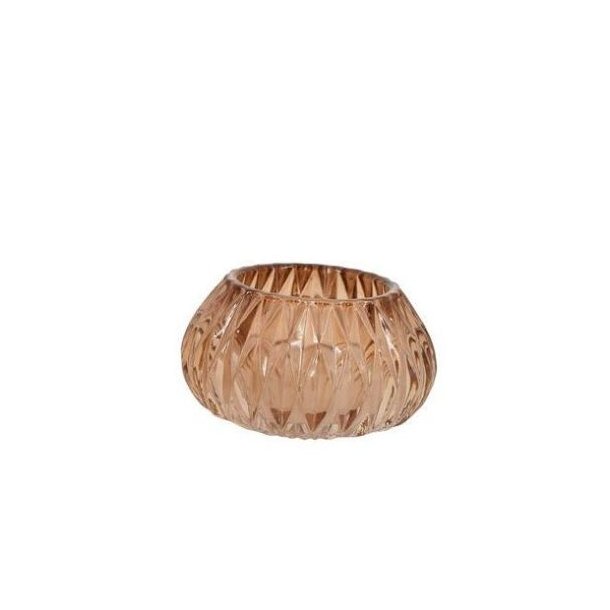 retro-fyrfadsstage-glas-lysebrun En fritlagt rund fyrfadsstage i transparent glas i en fin lysebrun eller ravgul retro-farve. Det dekorative pr�gede m�nster fanger lyset smukt i overfladen. St�rrelse: H6 / D10,5 cm.
