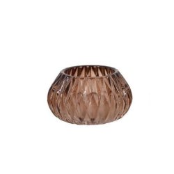 retro-fyrfadsstage-glas-mellembrun En fritlagt rund fyrfadsstage i gennemsigtigt glas i en varm, gylden mellembrun farve med et nostalgisk, pr�get strukturm�nster hele vejen rundt. St�rrelse: H6 / D10,5 cm.
