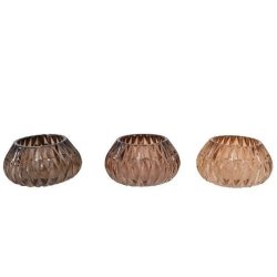 retro-fyrfadsstager-glas-brune-assorterede-varianter Tre runde fyrfadsstager i gennemsigtigt glas med retro-m�nster st�ende p� r�kke p� et lyst underlag. Stagerne har forskellige nuancer af brun, mellembrun og lysebrun og danner et harmonisk s�t med et klassisk, nostalgisk udtryk. St�rrelse: H6 / D10,5 cm.