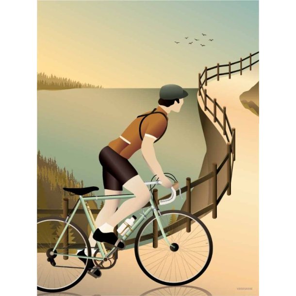 retro-plakat-cycling-the-hills-30x40 En grafisk plakat i d�mpede pastelfarver, der viser en cykelrytter i gult og bl�t t�j set bagfra, som cykler op ad en snoet bjergvej. Landskabet best�r af minimalistiske, bl�de bakker og bjerge i lagdelte nuancer af mintgr�n, m�rkegr�n og bl�violet under en lys beige himmel med en stor, d�mpet sol i horisonten. St�rrelse: 30 x 40 cm.