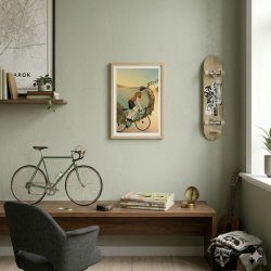 retro-plakat-cykel-paa-bjergvej-miljoe Et lyst og stilrent arbejdsv�relse med en lys olivegr�n v�g, hvor plakatmotivet med cykelrytteren i bjergene h�nger indrammet i en lys tr�ramme over et m�rkt skrivebord. P� skrivebordet st�r en gammel landevejs-cykel i olivengr�n, en stak b�ger og et antikt kompas. Til h�jre h�nger et skateboard p� v�ggen, og i hj�rnet st�r en akustisk guitar.