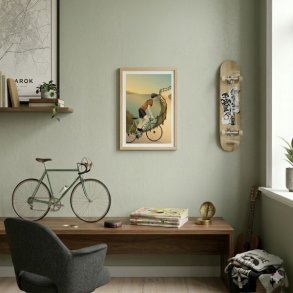 retro-plakat-cykel-paa-bjergvej-miljoe Et lyst og stilrent arbejdsv�relse med en lys olivegr�n v�g, hvor plakatmotivet med cykelrytteren i bjergene h�nger indrammet i en lys tr�ramme over et m�rkt skrivebord. P� skrivebordet st�r en gammel landevejs-cykel i olivengr�n, en stak b�ger og et antikt kompas. Til h�jre h�nger et skateboard p� v�ggen, og i hj�rnet st�r en akustisk guitar.