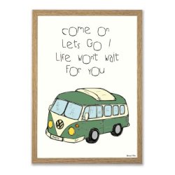 retro-plakat-folkevognsrugbroed-a4-a3 En retro plakat i egetr�sramme med hvid baggrund og teksten Come on Lets Go ! Life wont wait For you skrevet med sort h�ndskrift over en tegning af et klassisk gr�nt og hvidt folkevognsrugbr�d. Plakaten f�s i st�rrelserne A4 - 21.0 x 29.7 cm og A3 - 29.7 x 42.0 cm.