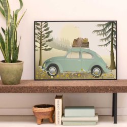 retro-plakat-vw-beetle-green-miljoe Et lyst, skandinavisk milj�billede, hvor plakatmotivet med den gr�nne VW Beetle h�nger indrammet i en lys tr�ramme p� en hvid v�g. Plakaten er placeret over en minimalistisk sk�nk, hvor dagslyset str�mmer ind fra siden og fremh�ver de bl�de pastelfarver.