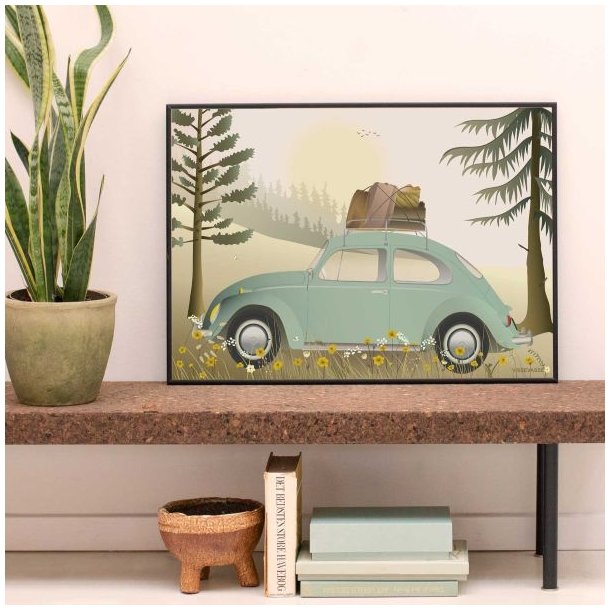 retro-plakat-vw-beetle-green-miljoe Et lyst, skandinavisk milj�billede, hvor plakatmotivet med den gr�nne VW Beetle h�nger indrammet i en lys tr�ramme p� en hvid v�g. Plakaten er placeret over en minimalistisk sk�nk, hvor dagslyset str�mmer ind fra siden og fremh�ver de bl�de pastelfarver.