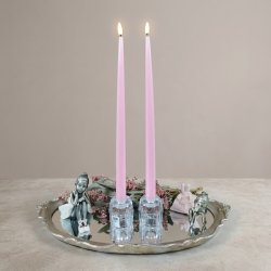 To h�je, rosa LED-kertelys med t�ndt 3D-flamme st�ende i klare glaslysestager p� en s�lvopsats med en neutral, lys baggrund.