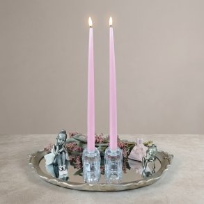 To h�je, rosa LED-kertelys med t�ndt 3D-flamme st�ende i klare glaslysestager p� en s�lvopsats med en neutral, lys baggrund.