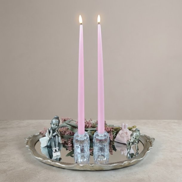 To h�je, rosa LED-kertelys med t�ndt 3D-flamme st�ende i klare glaslysestager p� en s�lvopsats med en neutral, lys baggrund.