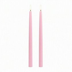 To lyser�de, t�ndte LED-kertelys med kunstig flamme p� hvid baggrund.