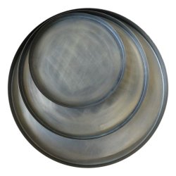 runde-messingbakker-saet-tre-st�rrelser Fritlagt billede af tre runde dekorationsbakker i jern med antik messing-finish. S�ttet best�r af tre st�rrelser med et slidt vintage-look.