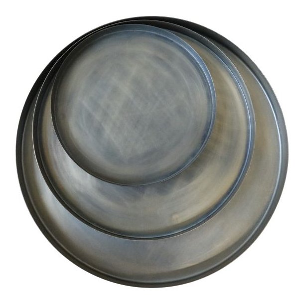 runde-messingbakker-saet-tre-st�rrelser Fritlagt billede af tre runde dekorationsbakker i jern med antik messing-finish. S�ttet best�r af tre st�rrelser med et slidt vintage-look.