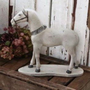 Smuk hvid dekorationsfigur af en fransk vintage hest i polyresin med patinerede detaljer fra Chic Antique.