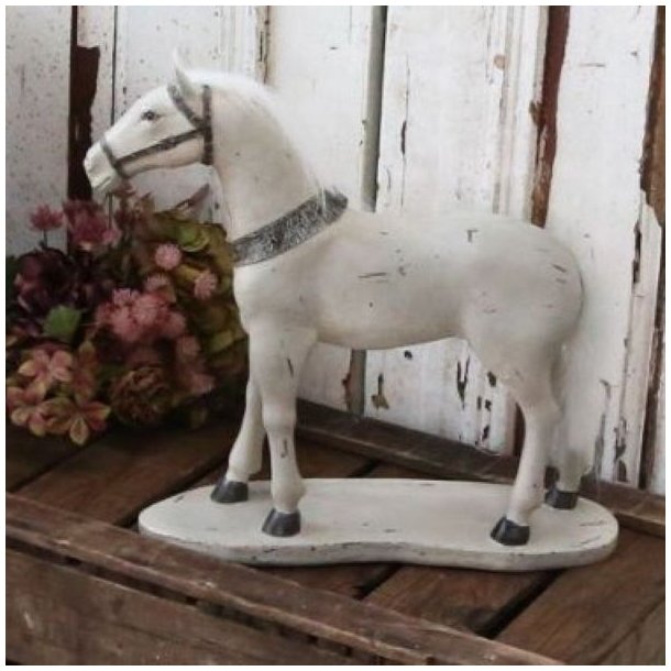 Smuk hvid dekorationsfigur af en fransk vintage hest i polyresin med patinerede detaljer fra Chic Antique.