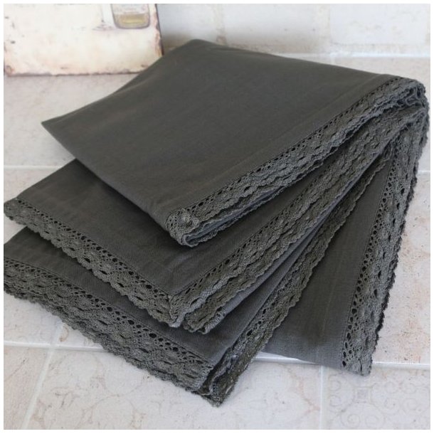 En t�t optagelse af den m�rkegr� dug, der ligger p�nt sammenlagt, s� man kan se den tydelige h�r-struktur og blondekanten.