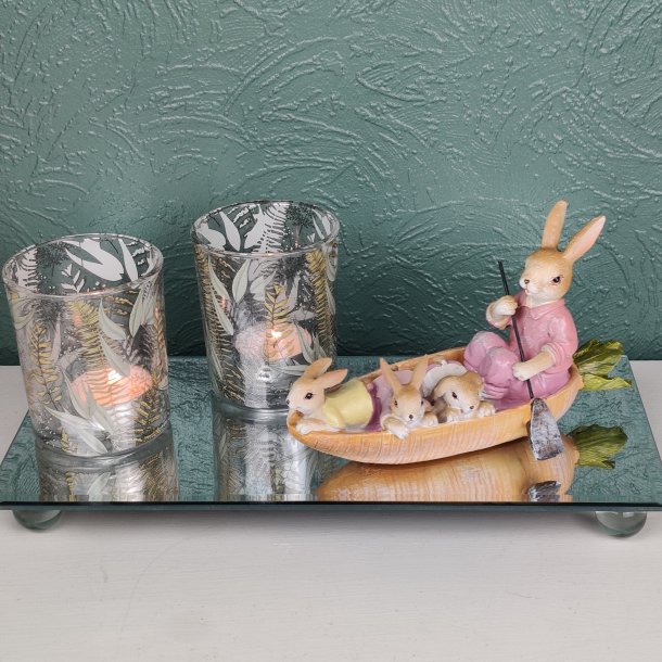 Fritlagt billede af polyresin-figur (H10,5 x L18 cm) med en p�skehare i lyser�d dragt, der ror sine tre unger i en gulerodsb�d.