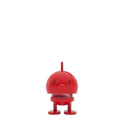 2004-40-baby-bumble-red.jpg En lille klassisk r�d Hoptimist Bumble dreng i plast med en h�jde p� 7 cm og diameter p� 5 cm, vist med opm�rksomme �jne, split p� hovedet og en r�d fjeder, fritlagt p� en ren hvid baggrund.