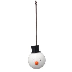 Et hvidt Hoptimist Snowman snemand ornament til oph�ng med en lille sort h�j hat, en orange gulerodsn�se og en diameter p� 6 cm, fritlagt p� en ren hvid baggrund.