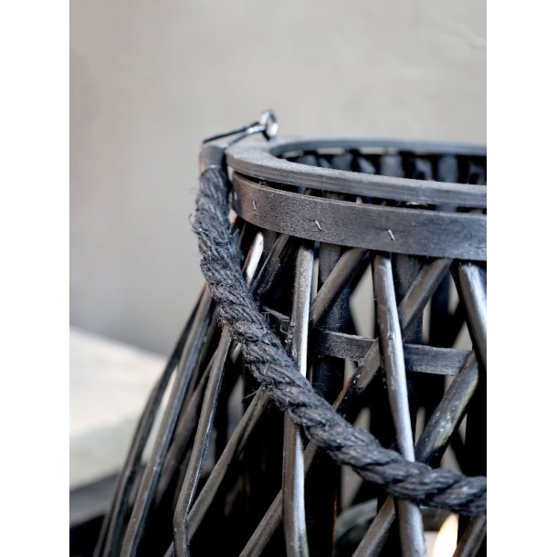 N�rbillede af lanternens top, der viser den flettede hank og afslutningen.