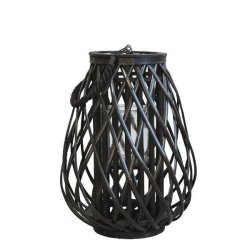 N�rbillede af den store sorte fletlanterne, der st�r alene p� gulvet.