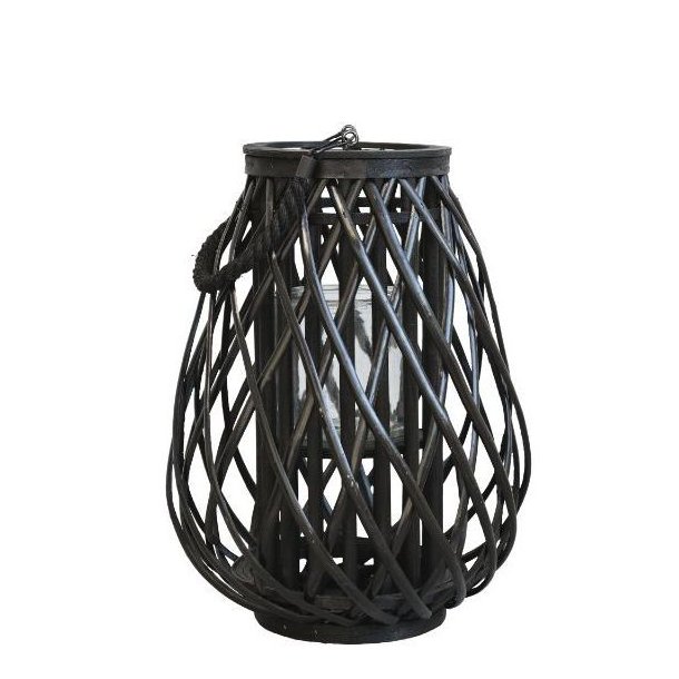 N�rbillede af den store sorte fletlanterne, der st�r alene p� gulvet.