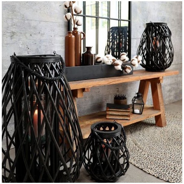 Et flot opstilling med de tre sorte fletlanterner i pil (lille, mellem, stor) p� en rustik tr�b�nk.