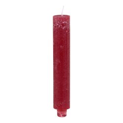 Fritlagt produktbillede af et r�dt rustikt stagelys p� H22 cm med rustik struktur p� hvid baggrund.