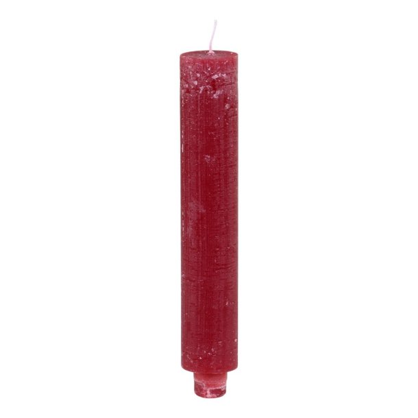 Fritlagt produktbillede af et r�dt rustikt stagelys p� H22 cm med rustik struktur p� hvid baggrund.