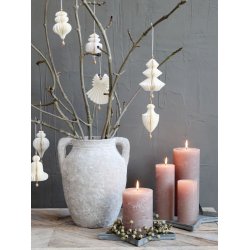 Stjerneformet fad i antik zink opstillet som juledekoration med lyser�de bloklys, gr�nne b�r og en stor vase med grene og papirjulepynt i baggrunden.