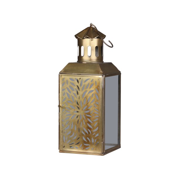 En stor firkantet lanterne i messing-finish med detaljeret blomsterdekor p� fronten vist p� en hvid baggrund.