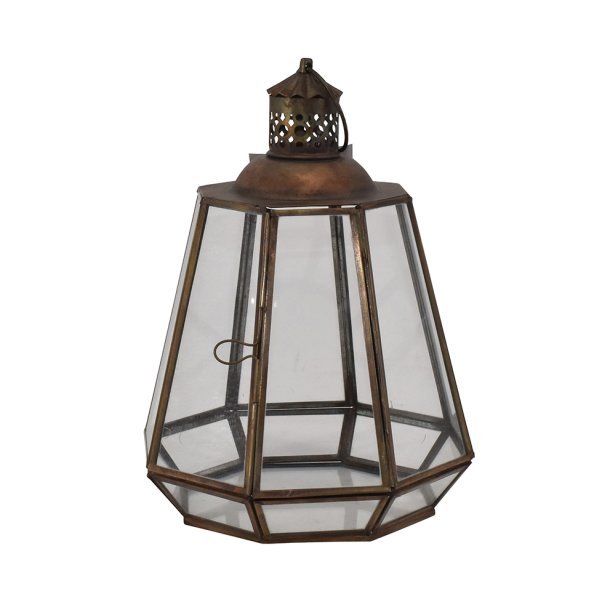 Stor pyramideformet lanterne i m�rkpatineret antikbrunt metal og glas med en dekorativ m�nstret top, vist p� hvid baggrund.