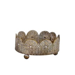 Stor m�nstret lysestage i antik guld metal med kroneformet kant og ben, perfekt til bloklys eller fyrfadslys.