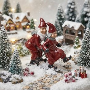 Harvesttime nissepar p� ski i r�de nuancer og svensk designet keramik i julelandskab