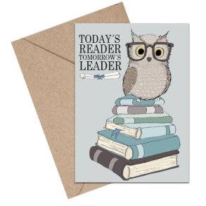 Inspirerende gratuleringskort med ugle-illustration og citat til uddannelse i A6-format fra Mouse & Pen Illustration.