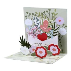 �bent 3D pop-up lyk�nskningskort med motiv af en hvid kuvert fyldt med farverige blomster og et stort r�dt hjerte i et elegant naturdesign.