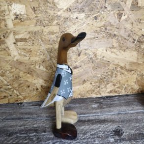 h�ndsk�ret tr� and med malet gr� vest